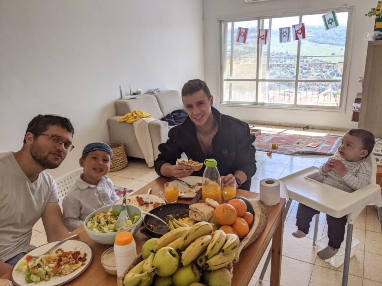 ארוחה משפחתית בבית