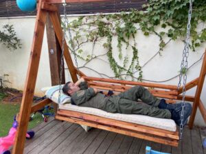 השירות הצבאי דובי כוגן, שוכב על הנדנדה במדים