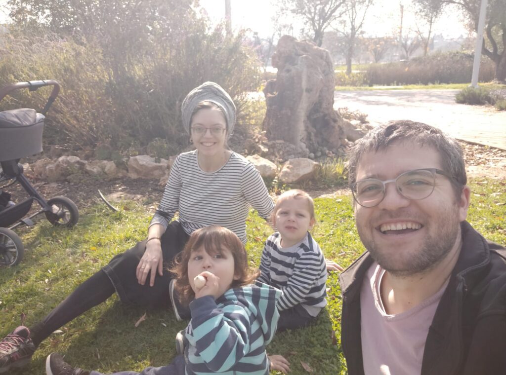 על הדשא עם האחות והבנים המקבילים