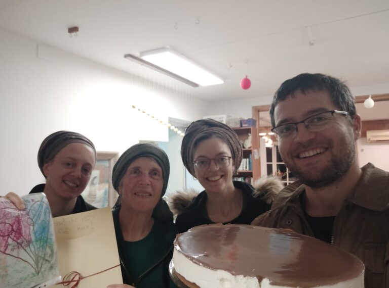 עם אמא חיה והאחיות