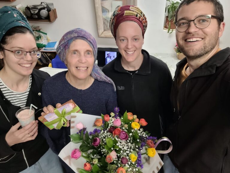 עם אמא חיה והאחיות