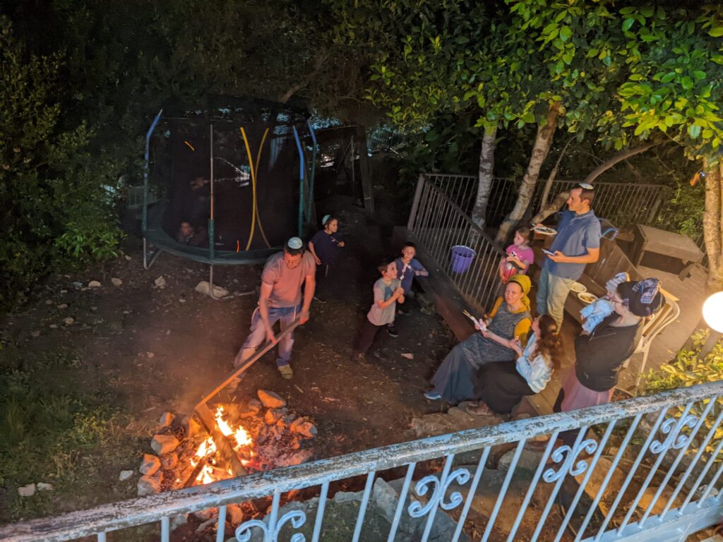 ערב מדורה בחצר