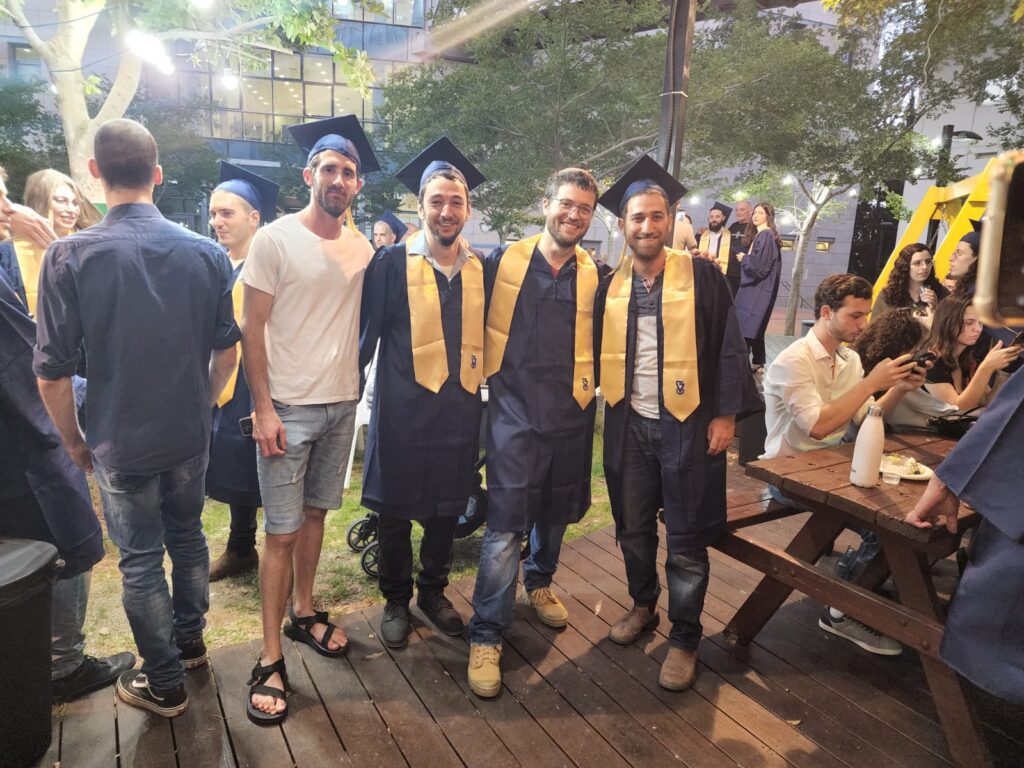 חוגגים אחרי הטקס