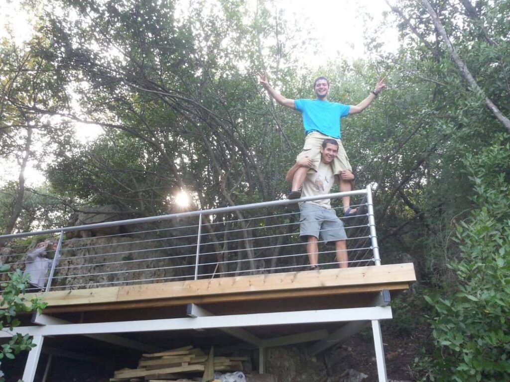 על הדק שבנו