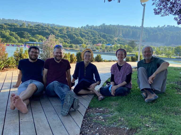 עם חלק מהאחים