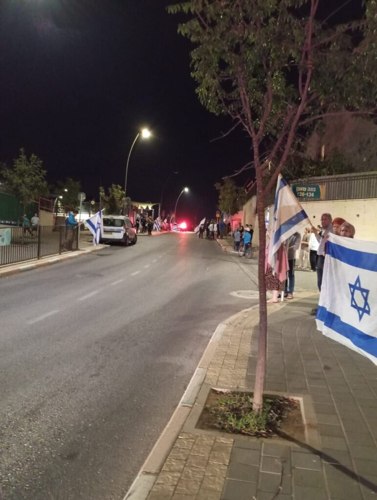 מסע הלוויה במעלות: דגלים בלילה