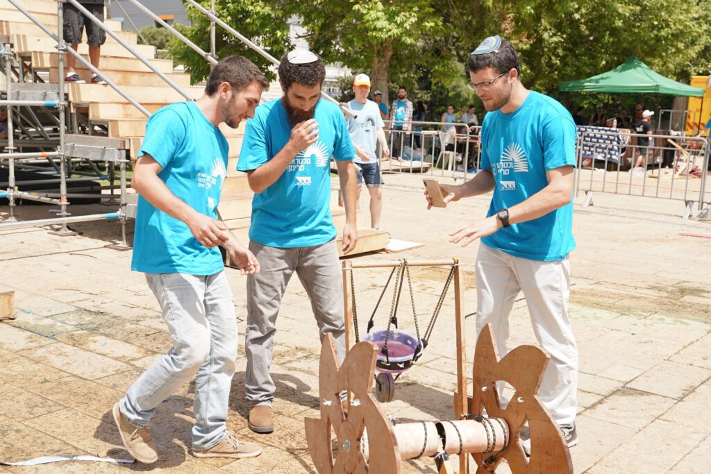 הצוות בונה את המתקן לתחרות הטכנוראש