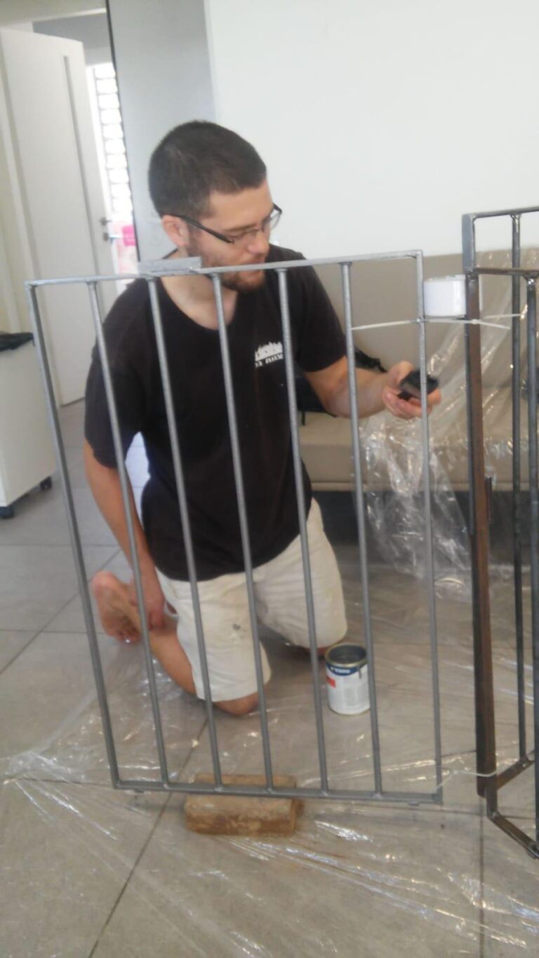 דובי מתקין סורגים שנשלפים בלי התקנה, במעונות הטכניון