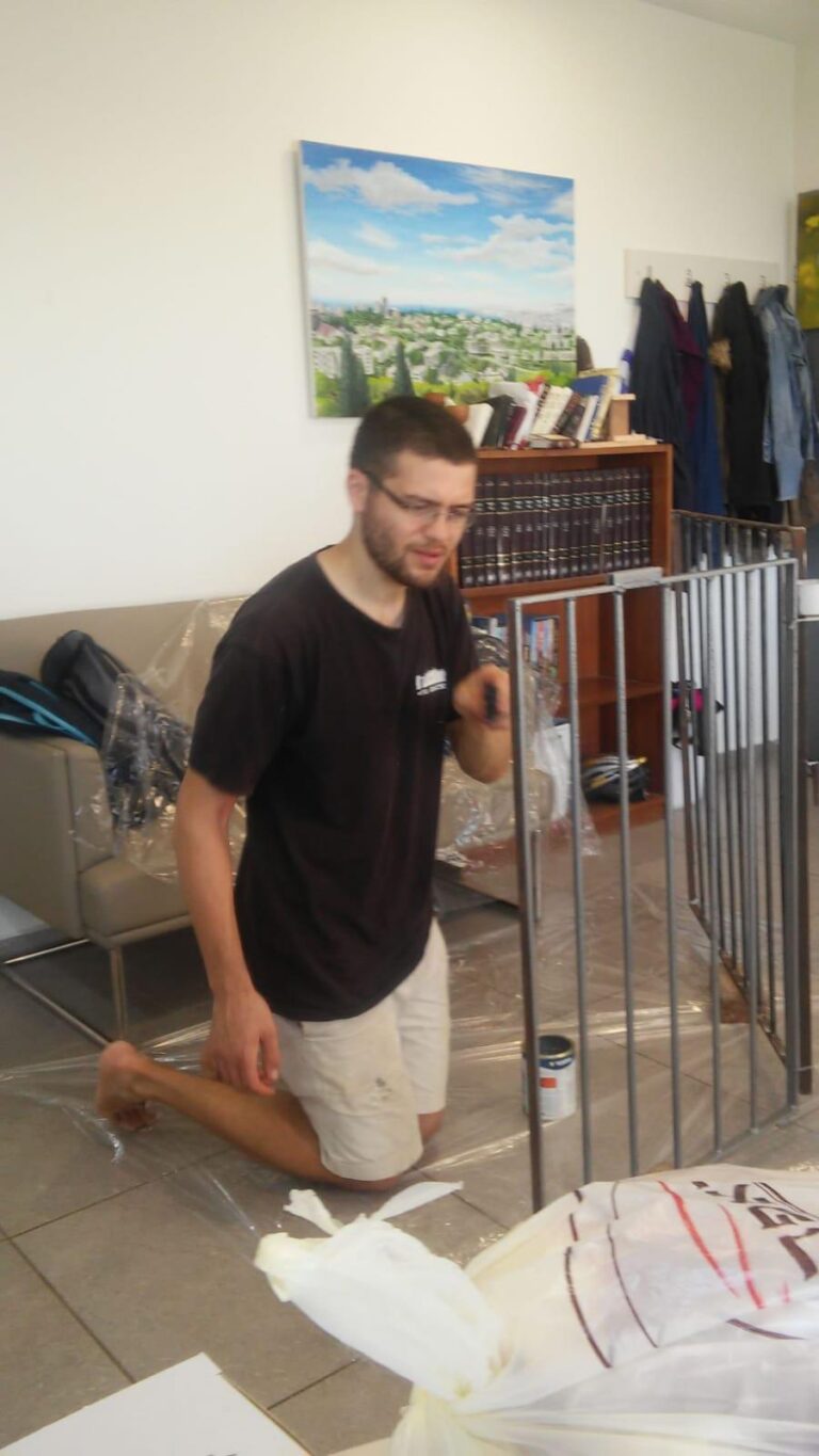 צובע את הסורגים לפני ההתקנה